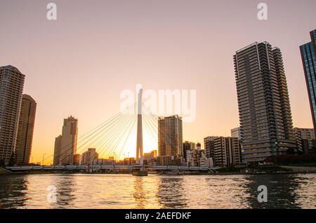Coucher du soleil dans la rivière de Tokyo, Japon Banque D'Images