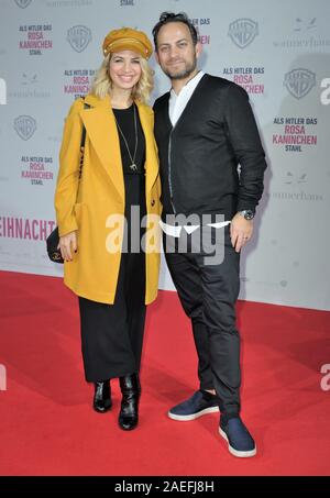 Susan Sideropoulos mit Ehemann Shtizberg Kinopremiere Jakob bei der 'Hitler Als das Kaninchen rosa stahl' im Zooalast dans Berlin am 8.12.2019 Banque D'Images