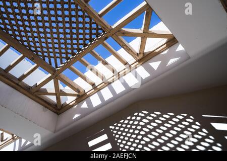 Treillis de bois et son ombre sur un mur. Moyen. Style Oriental. Banque D'Images