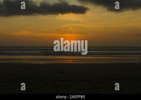 Coucher du soleil doré à Dreamland Beach, plage de New Kuta Klapa, Jimbaran, Bali Kuta Sud, Badung Banque D'Images