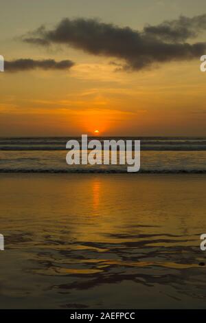 Coucher du soleil doré à Dreamland Beach, plage de New Kuta Klapa, Jimbaran, Bali Kuta Sud, Badung Banque D'Images