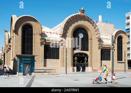 Tarragone, Espagne - 23 septembre 2018 : une vue de la façade principale du centre historique de Tarragone, de marché public et de la Place Saint-Marc, dans Corsini Tarr Banque D'Images