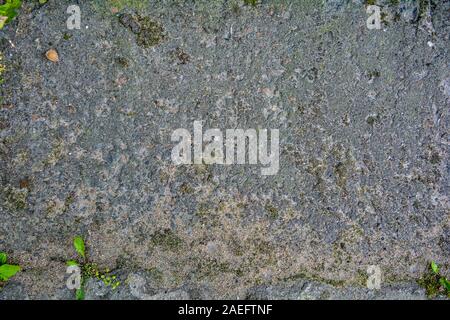 La texture d'asphalte rough old avec de la terre, des pierres et de la mousse. Surface de rupture trottoir ville altérée Banque D'Images