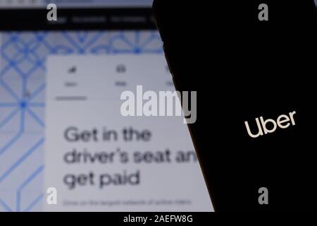Los Angeles, États-Unis - 10 mars 2020: Le logo Uber APP sur l'écran du téléphone gros plan avec le site Web sur fond flou, éditorial illustratif Banque D'Images