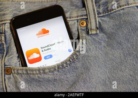 Los Angeles, États-Unis - 10 mars 2020: Téléphone avec le logo de l'application Soundcloud dans la poche denim jeans gros plan, éditorial illustratif Banque D'Images