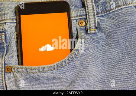 Los Angeles, États-Unis - 10 mars 2020: Téléphone avec le logo de l'application Soundcloud dans la poche denim jeans gros plan, éditorial illustratif Banque D'Images