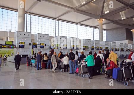 Passagers en attente d'enregistrement pour les vols au départ de l'aérogare 3 lounge à l'aéroport de Malaga, Malaga, Costa del Sol, Espagne. Banque D'Images