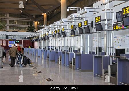 Rangée de vérifier dans un bureau dans le terminal de l'aéroport trois capacités, Malaga, la province de Malaga, Andalousie, Espagne, Europe. Banque D'Images