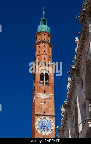 Bissara Tower s'élève au-dessus de la célèbre Basilique palladienne, achevé au 15e siècle, c'est le plus grand bâtiment à Vicenza Banque D'Images