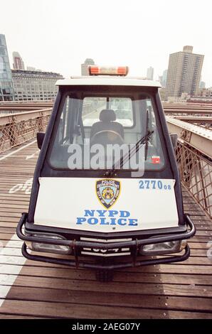 Trike à trois roues de la police stationnée sur le pont de Brooklyn, Manhattan, New York City, États-Unis d'Amérique. Banque D'Images