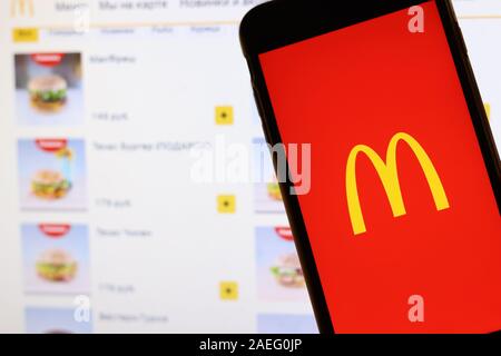 Los Angeles, Californie, USA - 21 novembre 2019 : MCDONALD'S logo sur écran avec l'icône de téléphone sur ordinateur portable sur fond flou, éditorial d'illustration. Banque D'Images