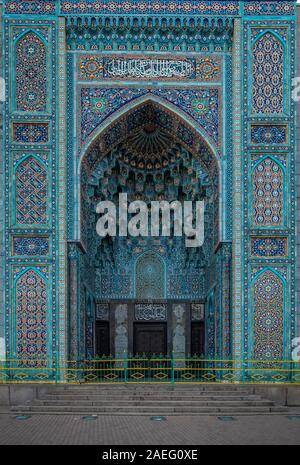 Décoration en mosaïque de l'entrée d'un portail, à la mosquée de Saint-Pétersbourg en Russie Banque D'Images