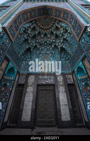 Décoration en mosaïque de l'entrée d'un portail, à la mosquée de Saint-Pétersbourg en Russie Banque D'Images