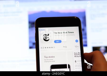 Los Angeles, Californie, USA - 26 novembre 2019 : New York Times icône sur l'écran du téléphone avec le logo sur l'arrière-plan flou, éditorial d'illustration. Banque D'Images