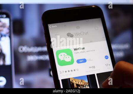 Los Angeles, Californie, USA - 26 novembre 2019 : l'icône de WeChat sur l'écran du téléphone avec le logo sur l'arrière-plan flou, éditorial d'illustration. Banque D'Images