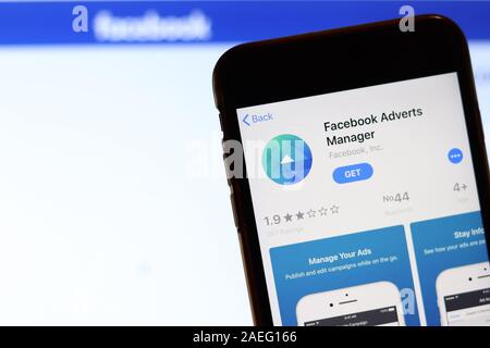 Los Angeles, Californie, USA - 26 novembre 2019 : Facebook Annonces Manager sur l'écran du téléphone avec le logo sur l'arrière-plan flou, éditorial d'illustration. Banque D'Images