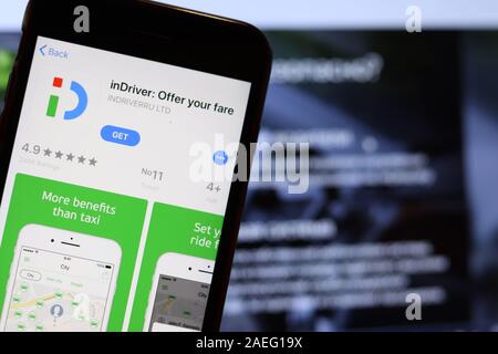 Los Angeles, Californie, USA - 26 novembre 2019 : inDriver icône sur l'écran du téléphone avec le logo sur l'arrière-plan flou, éditorial d'illustration. Banque D'Images