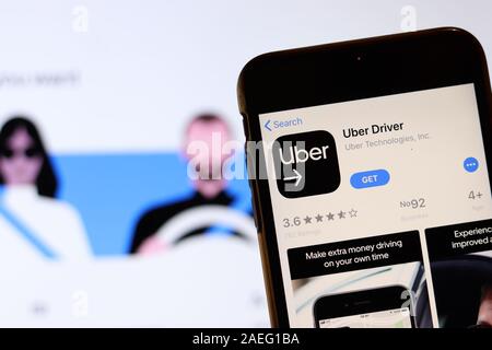 Los Angeles, Californie, USA - 26 novembre 2019 : l'icône du pilote Uber sur l'écran du téléphone avec le logo sur l'arrière-plan flou, éditorial d'illustration. Banque D'Images