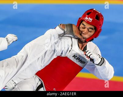 (191209) -- Manille, 9 décembre 2019 (Xinhua) Nattapat Nattapat Tantramart -- (R) de la Thaïlande est en concurrence contre Kristopher Robert Uy des Philippines au cours de la Men's plus de 87kg taekwondo finale aux Jeux de l'Asie du Sud-Est en 2019 à Manille, aux Philippines, le 8 décembre 2019. (Xinhua/Rouelle Umali) Banque D'Images