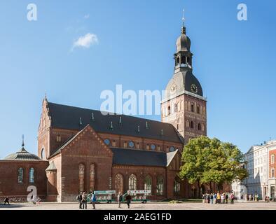 RIGA, Lettonie - 01 septembre 2014 : les gens et les visites des groupes sur la place près de la Cathédrale du Dôme de Riga sur une journée ensoleillée d'automne Banque D'Images