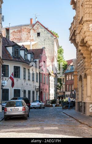 RIGA, Lettonie - 01 septembre 2014 : rue étroite dans le centre historique de la vieille ville de Riga Banque D'Images