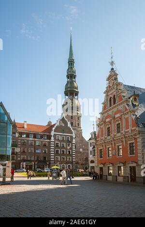 RIGA, Lettonie - 01 septembre 2014 : Place de la Mairie, Maison des Têtes Noires et Eglise Saint-Pierre sont les principales attractions de la vieille ville de Riga Banque D'Images