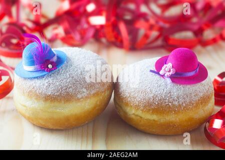 Les beignets avec des chapeaux de fête Banque D'Images