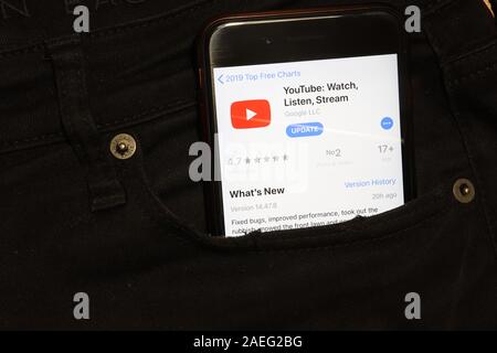 Saint-pétersbourg, Russie - 6 décembre 2019 : écran du téléphone mobile avec YouTube icône dans pocket close-up, de rédaction d'illustration. Banque D'Images