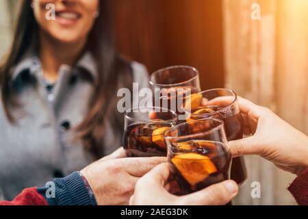 Cheers ! Groupe d'amis bénéficiant d''un bar ou un pub de vermouth - jeunes mains cheering at bar restaurant - l'amitié et de la jeunesse - concept vinta chaud Banque D'Images