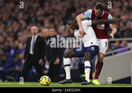 Davinson peintures Sanchez de Tottenham Hotspur et Chris Wood de Burnley en action - Tottenham Hotspur v Burnley, Premier League, Tottenham Hotspur Stadium, Londres, UK - 7 décembre 2019 Editorial N'utilisez que des restrictions s'appliquent - DataCo Banque D'Images