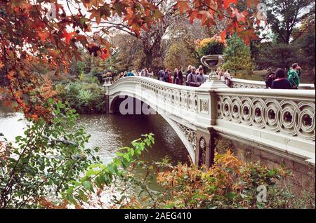 Pont de l'arc à l'automne, Central Park, New York City, États-Unis d'Amérique. Banque D'Images