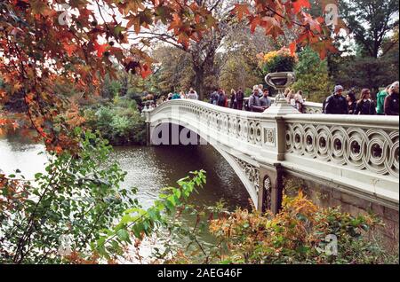 Pont de l'arc à l'automne, Central Park, New York City, États-Unis d'Amérique. Banque D'Images