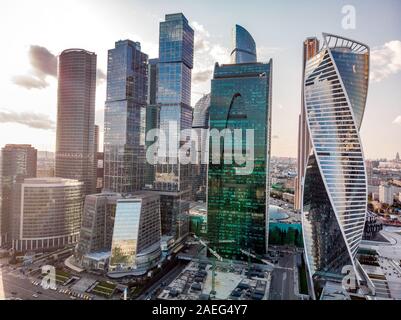 Les toits de la ville de Moscou. Centre d'affaires international de Moscou de jour avec rivière Moskova. Vue panoramique du centre d'affaires de la ville de Moscou. Banque D'Images