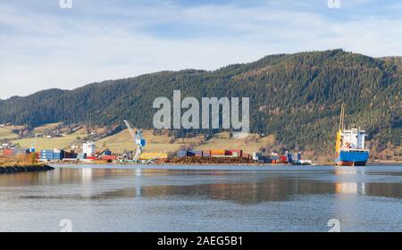 Paysage côtier, Kirkenes Norvège port, terminal à conteneurs, la Norvège Banque D'Images