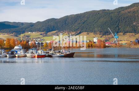 Port de Kirkenes, Norvège. Paysage côtier avec bateaux amarrés Banque D'Images