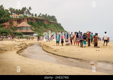 Munnar, Kerala, Inde - 19 novembre 2017 : les touristes locaux balade le long d'une rivière au temple Bali Varkala Mandapam à la plage de Varkala au cours de soleil Banque D'Images