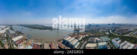 Panorama de l'antenne de Phu My Bridge sur une journée ensoleillée avec ciel bleu avec la navigation sur la rivière Saigon à Ho Chi Minh Ville, Vietnam Banque D'Images