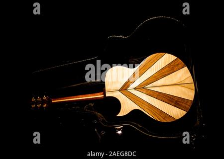 Une guitare à la main à l'intérieur du boîtier Banque D'Images