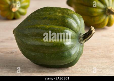 Courge poivrée vert frais fermer jusqu'à l'automne Banque D'Images