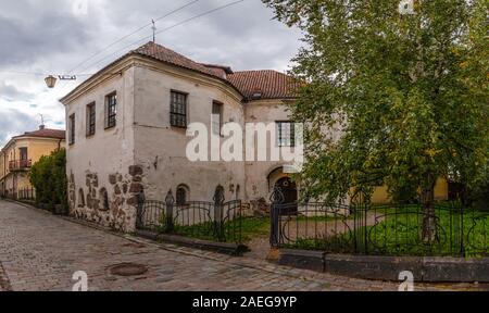 Vyborg, Oblast de Léningrad, en Russie - 13 septembre 2018 : Auberge de Saint Hyacinthe sur l'avant-poste de l'eau dans la rue jour couvert Banque D'Images