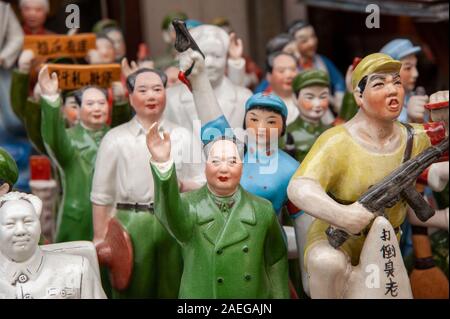 Le président Mao et d'autres figurines en céramique Révolution culturelle sur l'échoppe de marché, Shanghai, Chine Banque D'Images