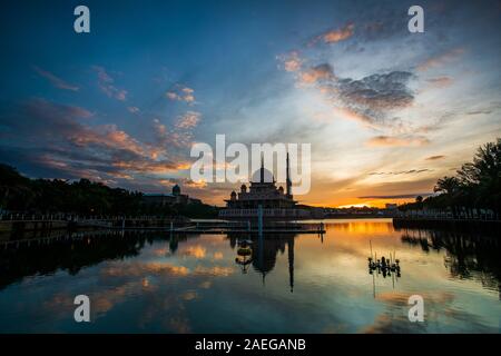 Mosquée Putra, l'un des plus célèbre mosquée de Putrajaya Banque D'Images