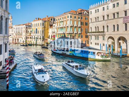 Venise, Italie - Sep 30, 2018 : le trafic sur le Grand canal en journée ensoleillée Banque D'Images