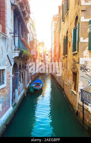 Venise, Italie - Sep 30, 2018 : le pittoresque canal étroit et de l'architecture antique de Venise Banque D'Images