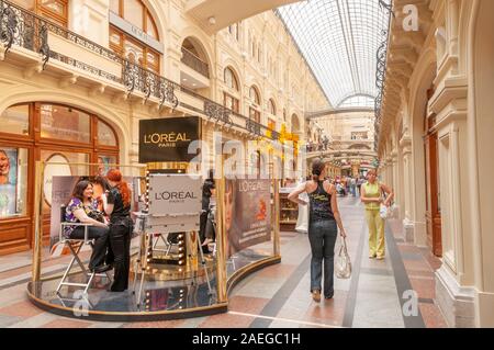 L'Oreal concession dans le centre commercial GUM sur la Place Rouge, Moscou, Russie Banque D'Images