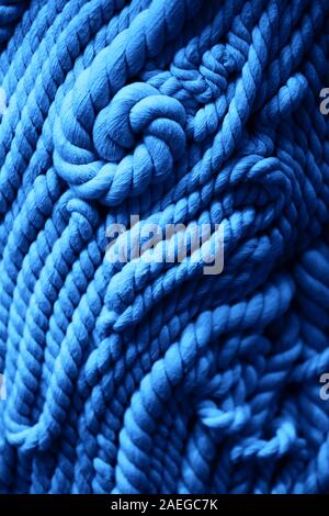 Toile faite avec des cordes en bleu la couleur à la mode. Banque D'Images