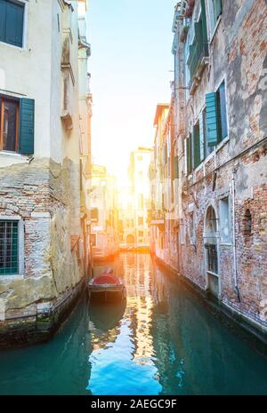 Venise, Italie - Sep 30, 2018 : le pittoresque canal étroit et de l'architecture antique de Venise Banque D'Images