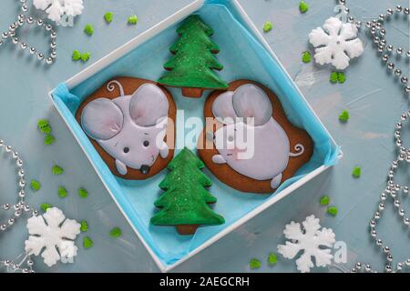 Souris d'épices et d'arbres de Noël sur un fond bleu clair, les cadeaux de Noël ou de vacances Noel, orientation horizontale, vue du dessus Banque D'Images
