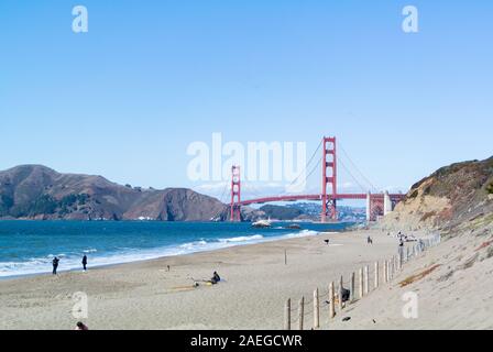 Vue panoramique sur le Golden Gate Bridge depuis China Beach, San Francisco, USA Banque D'Images