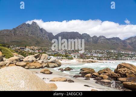 Vue sur la montagne des Douze Apôtres, Camp's Bay et de la plage avec l'océan Atlantique, Cape Town, Afrique du Sud Banque D'Images